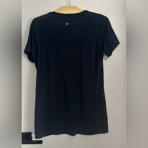 Lululemon: Women’s Short Sleeve Shirt - Picture 2 of 7
